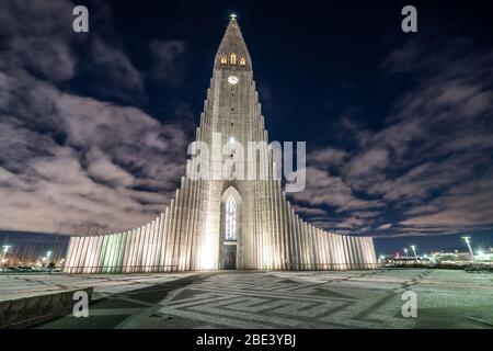 Hallgrímskirkja, iglesia parroquial luterana en Reykjavik, Islandia Foto de stock