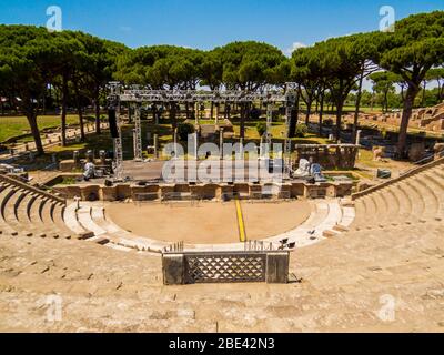 Teatro Romano, sitio arqueológico antiguo de Ostia Antica en Roma, Italia Foto de stock