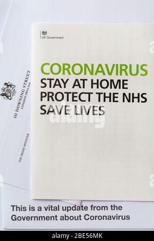 Coronavirus permanecer en el hogar Proteja el folleto de NHS Save Lives que acompaña la carta del Gobierno del Reino Unido, Boris Johnson, a todos los hogares del Reino Unido