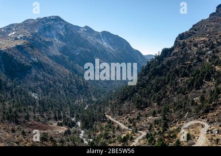 Hermosa vista del paisaje montañoso y el valle bajo mientras viaja por Nathu la Pass, Sikkim, India