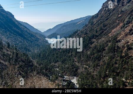 Hermosa vista del paisaje montañoso y el valle bajo mientras viaja por Nathu la Pass, Sikkim, India