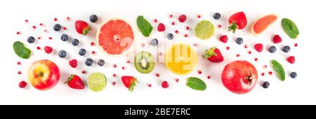 Panorama de frutas frescas de verano, un plano sobre un fondo blanco, vibrante patrón de alimentos, filmado desde la parte superior Foto de stock