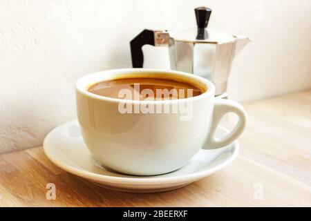 Los granos de café y cafetera (percolador) sobre una estera de bambú  Fotografía de stock - Alamy