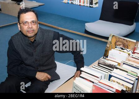 Dipesh Chakrabarty (nacido en 1948 en la India) es un historiador indio, que también ha hecho contribuciones a la teoría postcolonial y a los estudios subalternos. Foto de stock