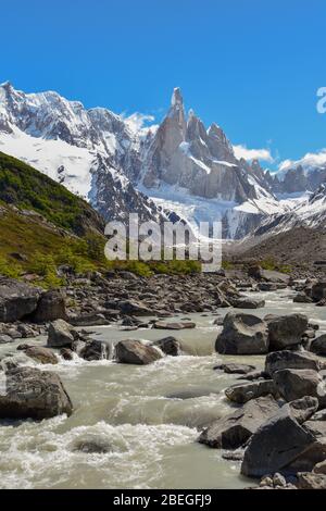 Río Fitz Roy con Mt. Cerro Torre y sus picos y glaciares circundantes, Patagonia