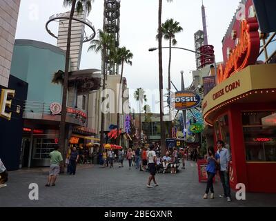 Los Angeles, 21 DE AGOSTO de 2009 - gente caminando en los Universal Studios Hollywood Foto de stock