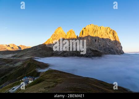 Mar de Nubes en Sella paso de montaña entre las provincias de Trentino y el Tirol del Sur, Dolomitas Foto de stock