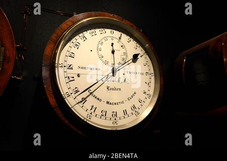 Cara de un reloj magnético Galvano en exhibición en el Royal Observatory, Greenwich, Londres, Reino Unido Foto de stock
