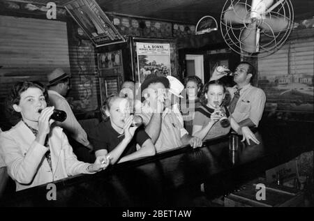 Fotografía de la era de la Gran depresión mostrando a los clientes en un bar en Louisiana.