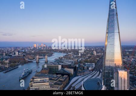 Vista aérea de London Shard de la casa de la ciudad y el puente de Londres