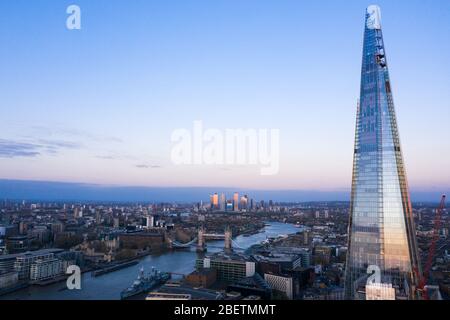 Vista aérea de London Shard de la casa de la ciudad y el puente de Londres
