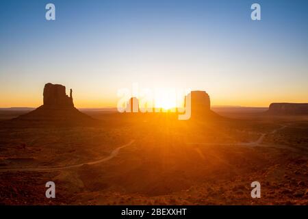 Estados Unidos de América Monumento Valle amanecer amanece sobre el horizonte en la hora dorada del amanecer Utah Arizona Navajo Nation Tribal Park Foto de stock