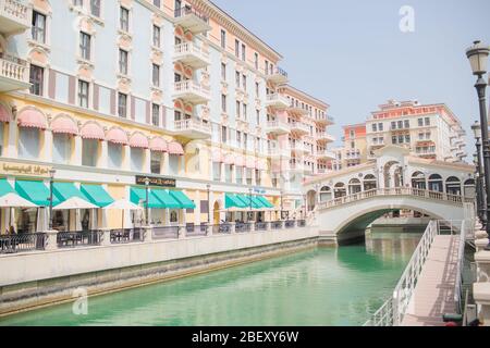 Doha, Qatar - 2 de enero de 2020 : Venecia como Qanat Quartier en la Perla de Doha, Qatar Foto de stock
