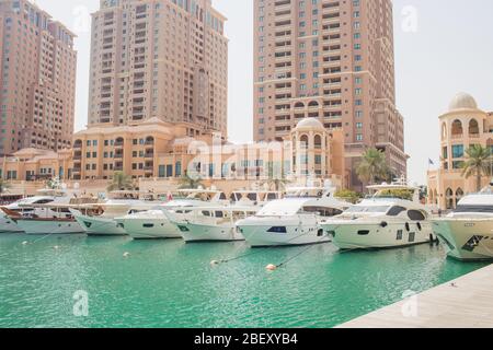 Doha, Qatar - 2 de enero de 2020 : Marina de yates de la Perla de Doha de Qatar Foto de stock