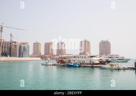 Doha, Qatar - 2 de enero de 2020 : Marina de yates de la Perla de Doha de Qatar Foto de stock