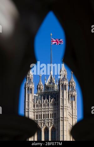 Una bandera de la bandera de la Unión que vuela de, la Torre Victoria, el Palacio de Westminster comúnmente conocido como las Casas del Parlamento, que es el lugar de reunión de la