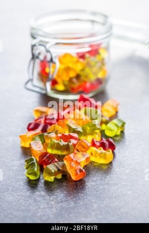 Osos gomosos, caramelos de gelatina. Coloridas cintas en la mesa.