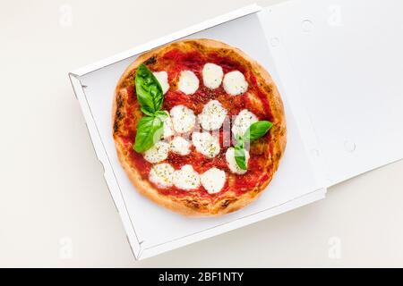 Pizza Margherita en una caja para la entrega, publicidad o menú