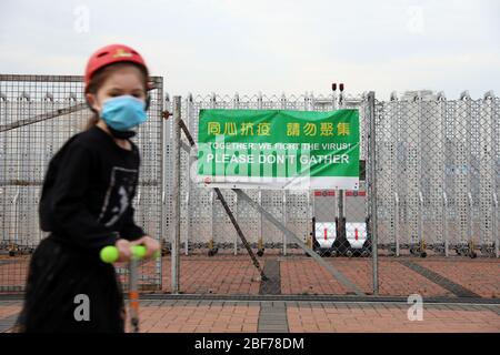Hong Kong, China. 13 de abril de 2020. Un cartel que recuerda a la gente que no se reúna se ve en Hong Kong, sur de China, 13 de abril de 2020. Crédito: Wu Xiaohu/Xinhua/Alamy Live News Foto de stock