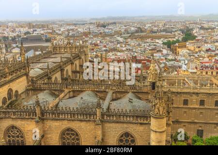 Vista aérea de la ciudad de Sevilla y Catedral de Santa María de la Sede desde la torre Giralda en la cima de la Catedral de Sevilla en Andalucía.