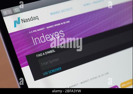 Nueva York , EE.UU. - 17 de abril de 2020: Uso de índices en la bolsa de valores Nasdaq para ver de cerca en la pantalla de la computadora Foto de stock