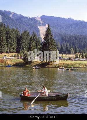 Barco de remo en el lago, Poiana Brasov, Brasov, Condado de Brasov, Rumania Foto de stock
