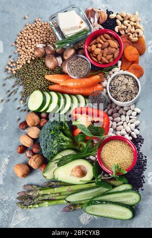 Dieta de proteína a base de plantas. Alimentos saludables ricos en proteínas vegetales, antioxidantes, vitaminas y fibra dietética. Vista superior Foto de stock