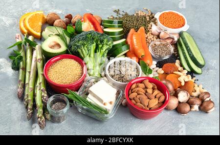 Dieta de proteína a base de plantas. Alimentos saludables ricos en proteínas vegetales, antioxidantes, vitaminas y fibra dietética. Foto de stock