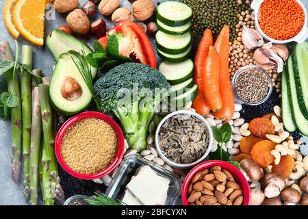 Dieta de proteína a base de plantas. Alimentos saludables ricos en proteínas vegetales, antioxidantes, vitaminas y fibra dietética. Vista superior Foto de stock