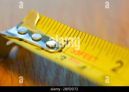 Cinta métrica regla de metal mostrando measuement en centímetros (cm)  números sobre fondo liso Fotografía de stock - Alamy