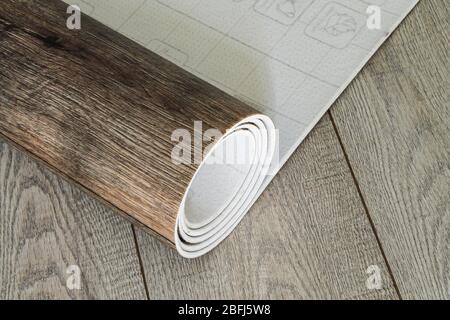 Rollo de linóleo con textura de madera. Tipos de revestimientos