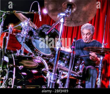 El baterista Steve Gadd se calienta antes de un show con su banda, la banda Steve Gadd, en el Catalina Jazz Club en los Angeles, California. Foto de stock