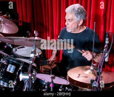 El baterista Steve Gadd se calienta antes de un show con su banda, la banda Steve Gadd, en el Catalina Jazz Club en los Angeles, California. Foto de stock