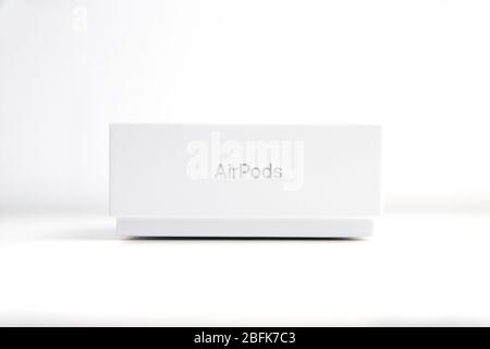 Caja Airpods de segunda generación aislada sobre blanco Fotografía de stock  - Alamy