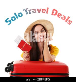 Concepto de ofertas de viajes. Mujer joven con maleta, pasaporte y billete sobre fondo blanco Foto de stock