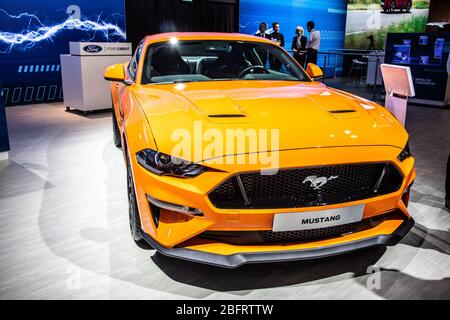 Bruselas, Bélgica, 09 de enero de 2020: Amarillo metálico Ford Mustang GT en el Salón del automóvil de Bruselas Foto de stock