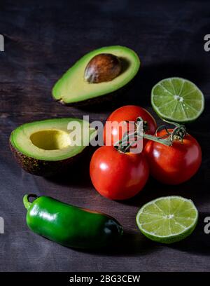 Ingredientes crudos de guacamole.