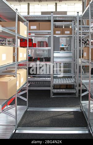 recoger Elucidación Pasteles Sistema modular de estanterías metálicas en almacén Fotografía de stock -  Alamy