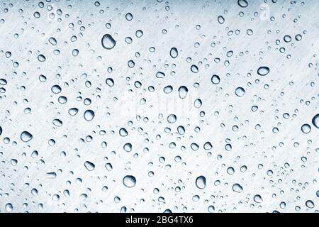 Gotas de agua en la superficie de metal cepillado Foto de stock