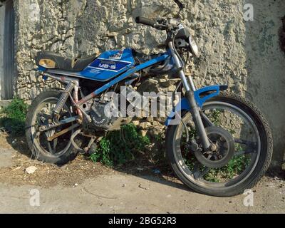 Motocicleta Abandonada Honda Mb5 Color Azul En Sicilia Es Similar Al Mercado Europeo Mb50 Producido Entre 1979 Y 19 El Mb5 Se Vendio En El Fotografia De Stock Alamy