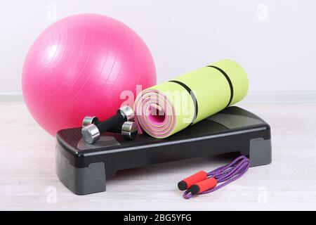 Diferentes herramientas para hacer ejercicio en la habitación Fotografía de  stock - Alamy