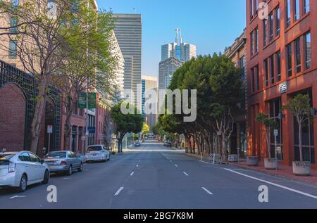 El centro de San Francisco está virtualmente vacío durante el cierre de la ciudad para COVID-19, 2020 de abril, California, Estados Unidos Foto de stock