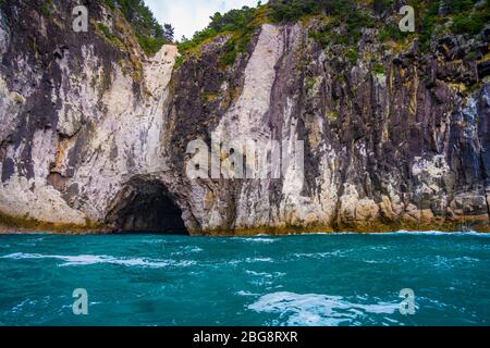 Cueva del Mar en acantilados escarpados cerca de Cathedral Cove, Hahei, Península de Coromandel, Isla Norte, Nueva Zelanda