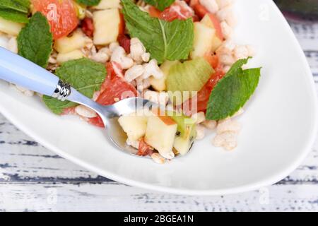Sabrosa ensalada de frutas de madera de fondo de mesa Foto de stock