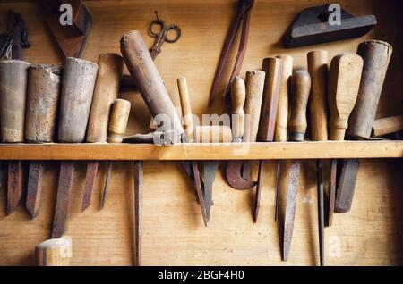 Tallar herramientas colgando en el soporte de pared. Los cinceles,  alineados en el titular. Vista de la pared con herramientas Fotografía de  stock - Alamy