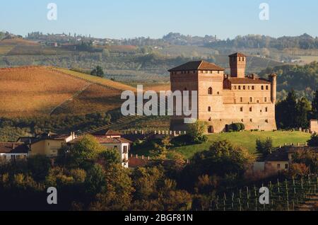 Puesta de sol en otoño, durante la época de la cosecha, en el castillo de Grinzane Cavour, rodeado por los viñedos de Langhe, distrito vinícola de Italia Foto de stock