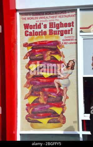 Anuncio de la más alta del mundo Calorie Burger, Heart Attack Grill, Downtown las Vegas, Nevada, EE.UU Foto de stock