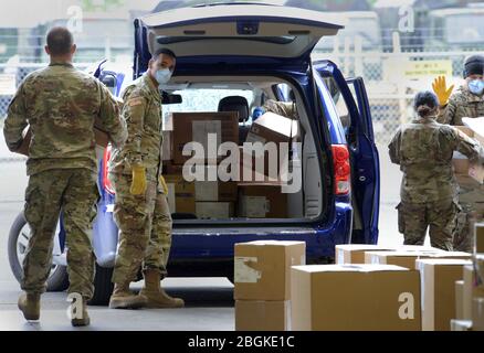 https://l450v.alamy.com/450ves/2bgke1c/soldados-de-la-guardia-nacional-del-ejercito-de-oregon-asignados-a-task-force-assurance-preparan-cajas-de-equipo-de-proteccion-personal-ppe-y-las-cargan-para-su-distribucion-local-como-parte-de-la-respuesta-del-covid-19-18-de-abril-de-2020-en-la-armeria-de-la-guardia-nacional-de-kliever-portland-oregon-estos-envios-de-emergencia-seran-entregados-por-la-guardia-nacional-de-oregon-a-las-instalaciones-de-vida-asistida-en-todo-el-estado-que-esta-experimentando-graves-escaseces-foto-de-la-guardia-nacional-por-john-hughel-departamento-de-asuntos-publicos-de-oregon-2bgke1c.jpg