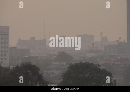 La contaminación atmosférica por mucho polvo o partículas PM2.5 excede la norma (AQI) en Bangkok, Tailandia. Efecto negativo en el sistema respiratorio y la salud. Foto de stock