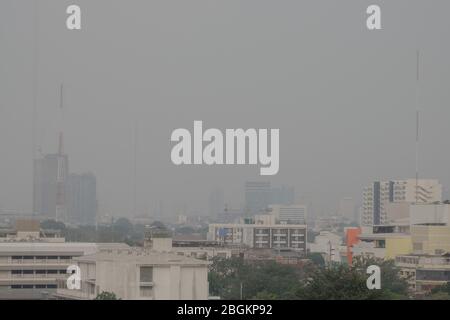 La contaminación atmosférica por mucho polvo o partículas PM2.5 excede la norma (AQI) en Bangkok, Tailandia. Efecto negativo en el sistema respiratorio y la salud. Foto de stock